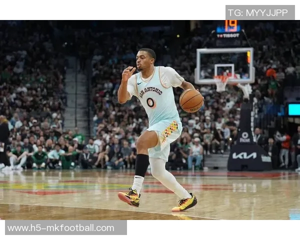 哈珀表现惊艳全场16中10砍下22分6助助力球队完成关键反超 哈珀表现惊艳全场16中10砍下22分6助助力球队完成关键反超