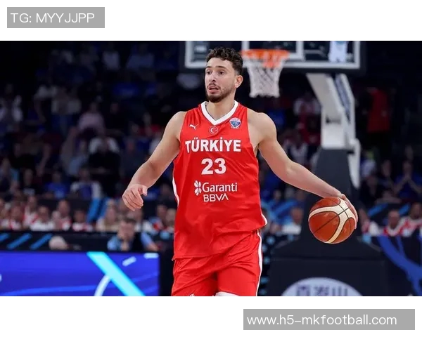 申京赛后与约基奇亲密互动展现友谊与尊重的瞬间