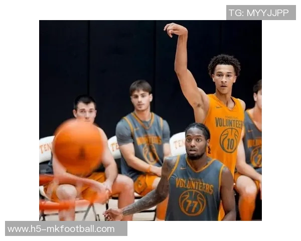 迪班萨选择杨百翰背后职业教练团队的决策与KD布克保罗的意见征询