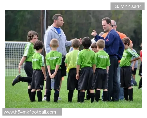 塞尔维亚教练团队深入绿军学习提升球员服务与教练协作效率