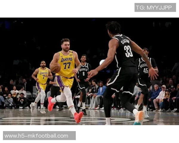 克拉克斯顿内线表现抢眼15分钟内高效拿下11分并抢8篮板