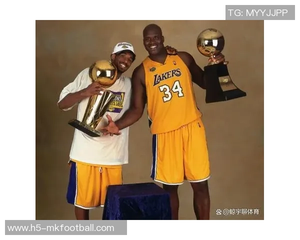 谢里夫奥尼尔特意前来致敬科比叔叔与雕像合影留念