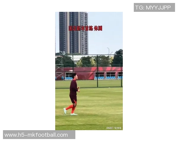 刘洋与张玉宁黄政宇等国足队友新年首训合影分享训练时光