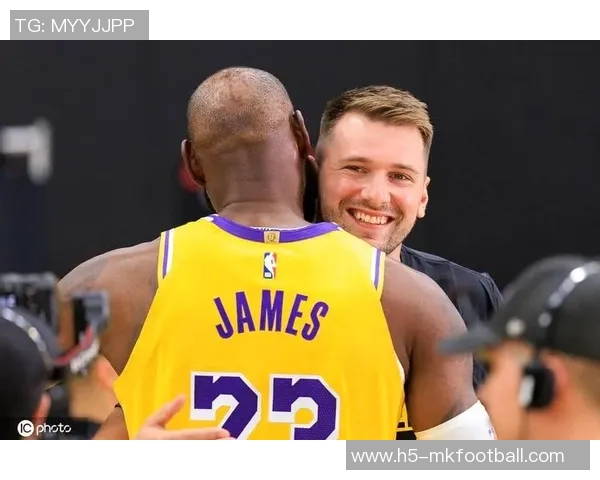 东契奇与里夫斯现场观战布朗尼G联盟比赛展现篮球热情与友谊