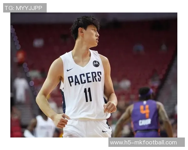 曾凡博上场即紧逼布克遭吹防守犯规展现CBA防守强度